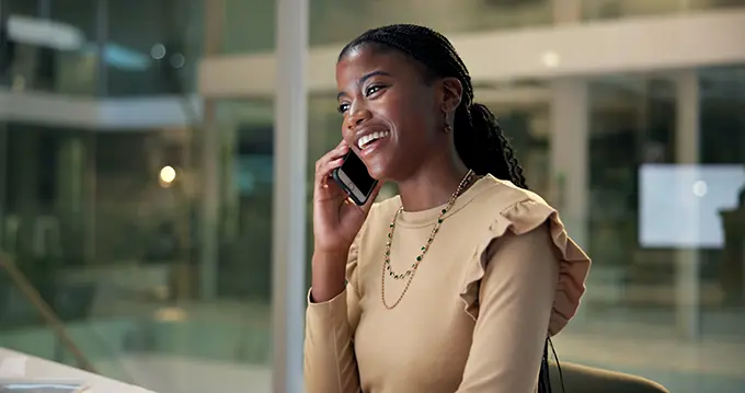 black-woman-talking-on-phone-with-customer