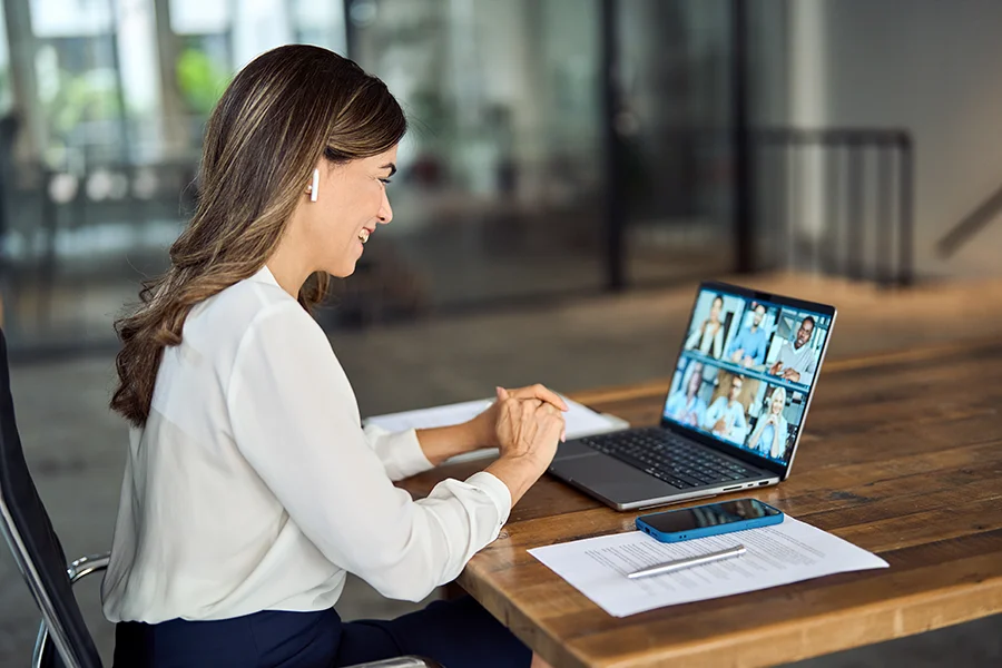 female-boss-working-with-hybrid-team