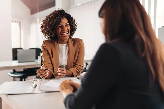 woman-meeting-client-at-her-office