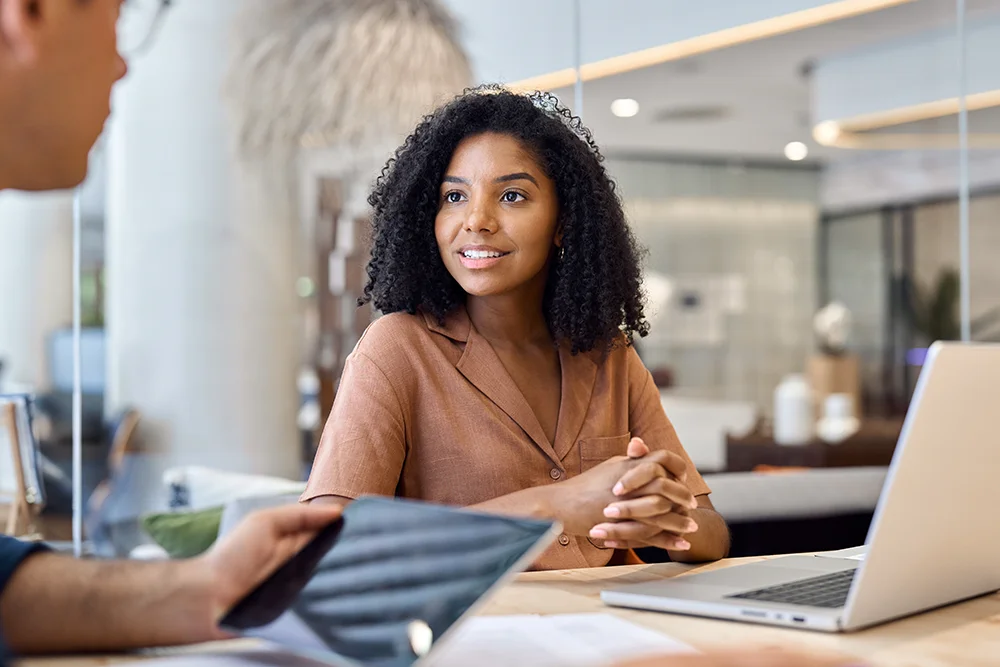 business-man-in-office-speaks-with-staff