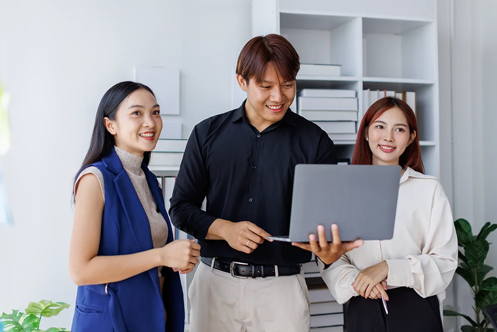 business-man-in-office-speaks-with-staff