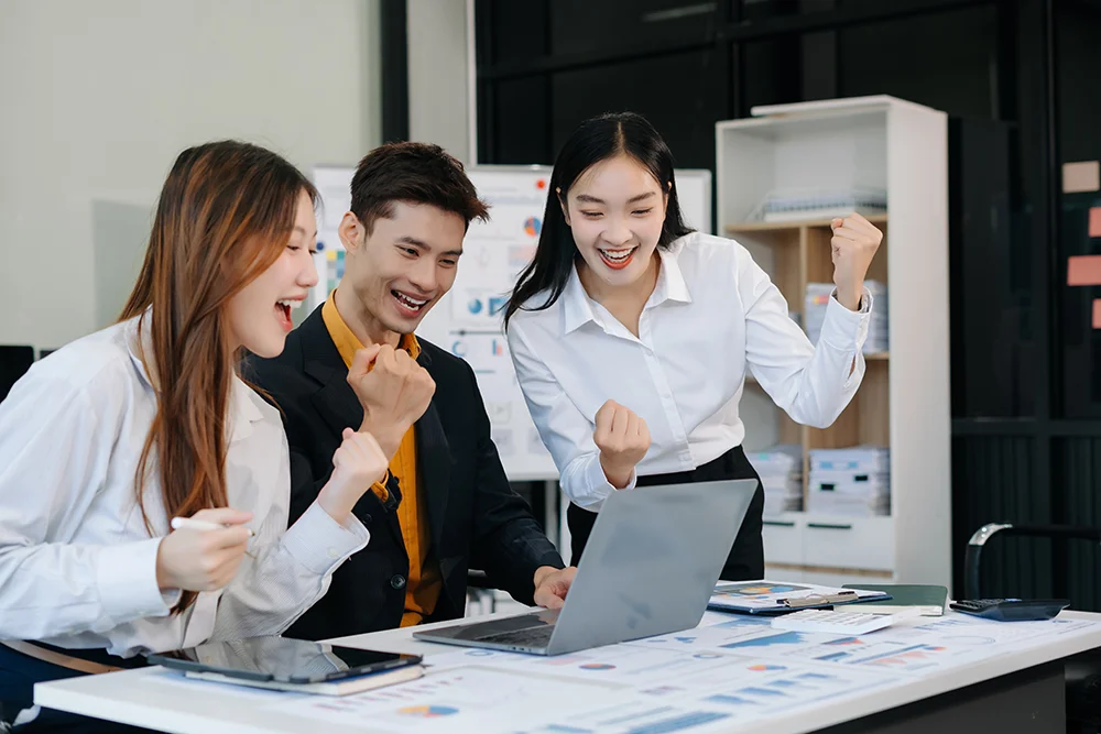 business-man-in-office-speaks-with-staff