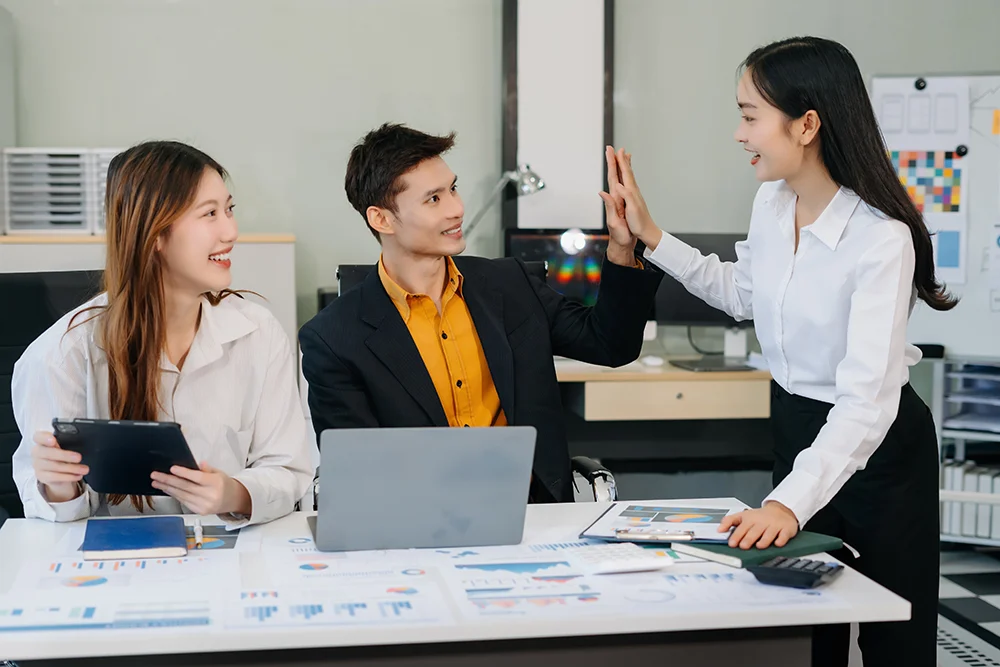 business-man-in-office-speaks-with-staff