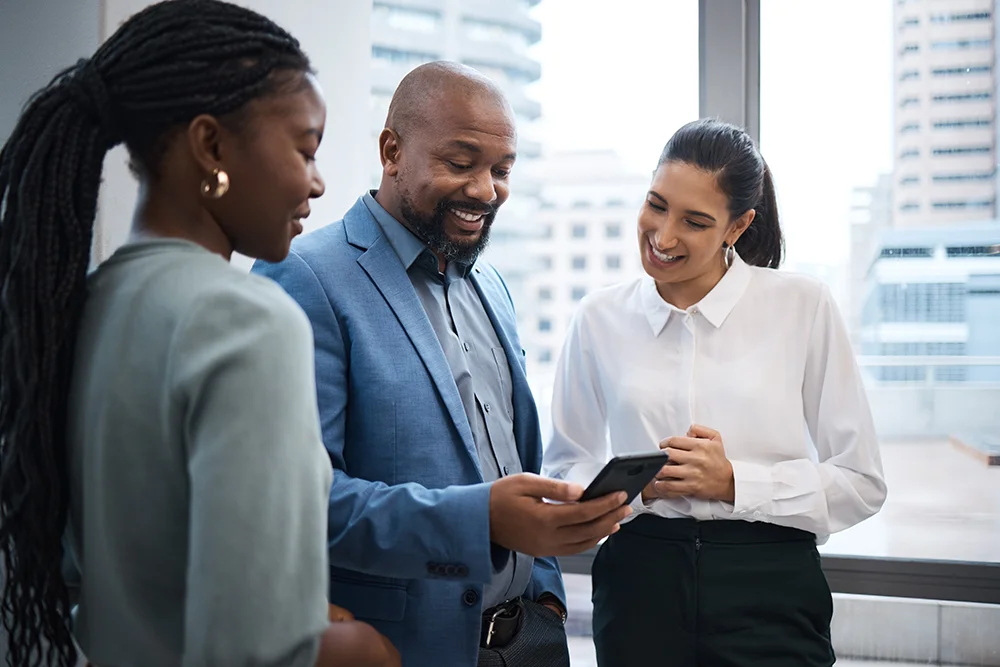 business-man-in-office-speaks-with-staff