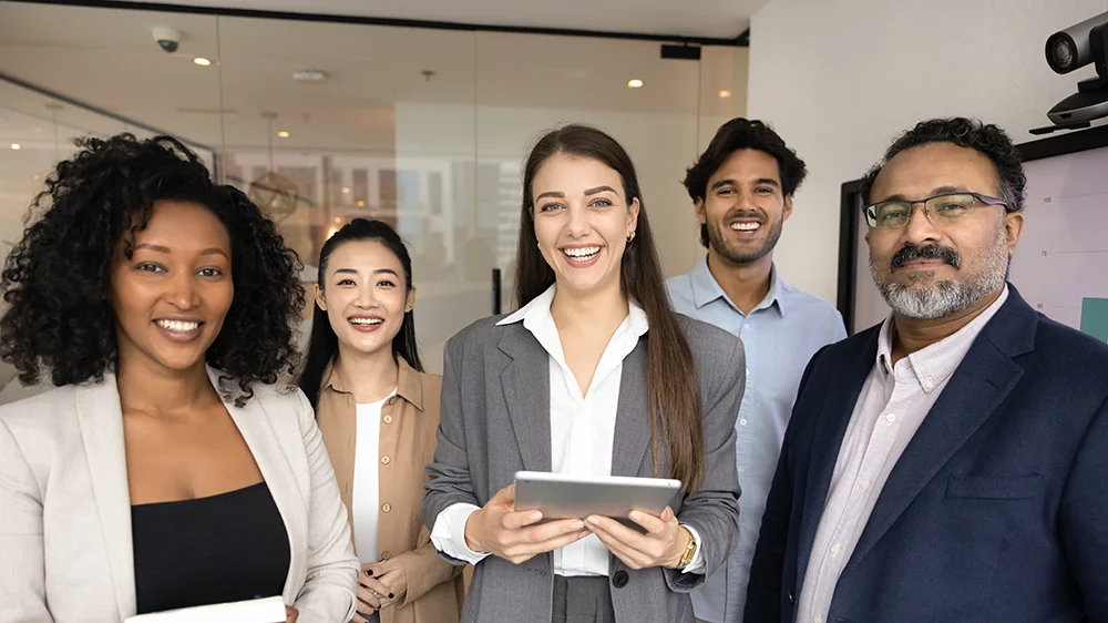 business-man-in-office-speaks-with-staff