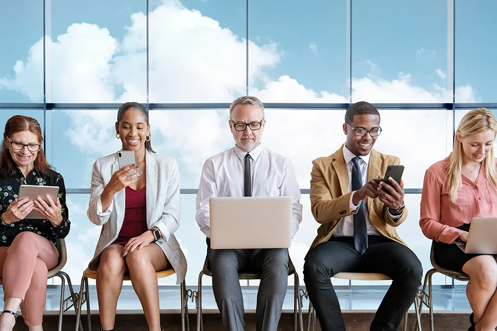 business-man-in-office-speaks-with-staff