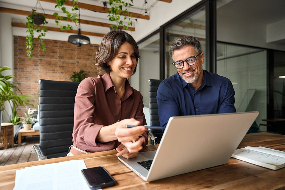 business-man-in-office-speaks-with-staff