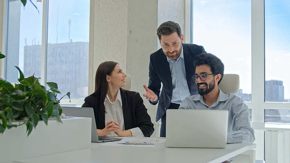 business-man-in-office-speaks-with-staff