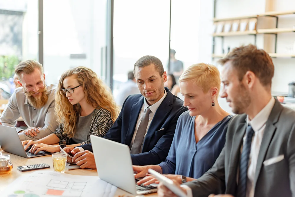 business-man-in-office-speaks-with-staff