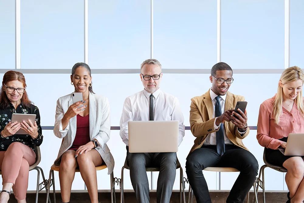 business-man-in-office-speaks-with-staff